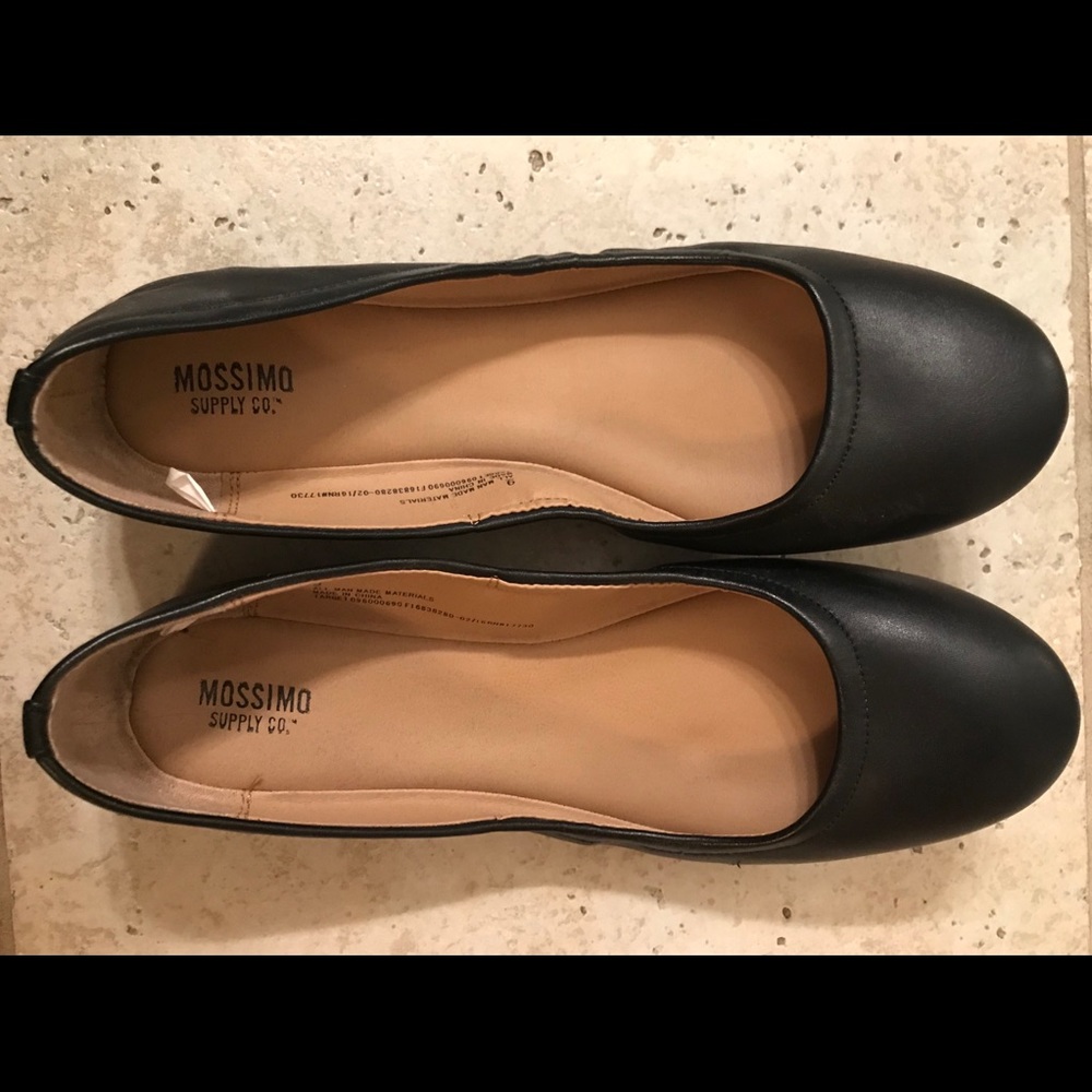 Women’s black flats